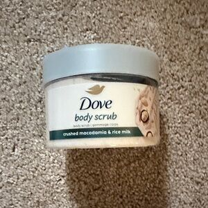 Dove Cream Body Scrub with Crushed Macadamia & Rice Milk